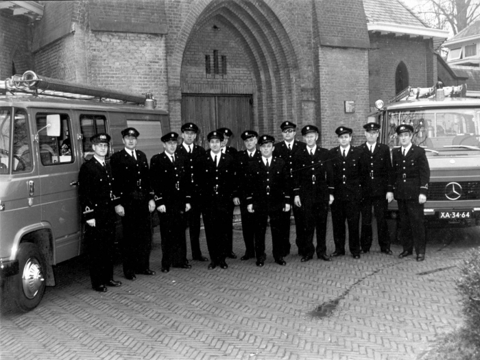 groepsfoto brandweer voor de Vituskerk,