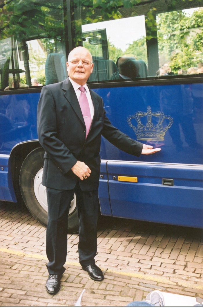 Joep Vos voor de bus van Koningin Beatrix