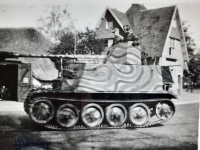 Duits pantservoertuig door het centrum tijdens bezetting 1940 - 1945