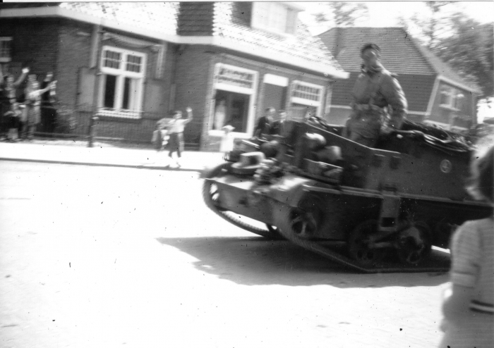 Engelse brencarrier in het dorp  mei 1945