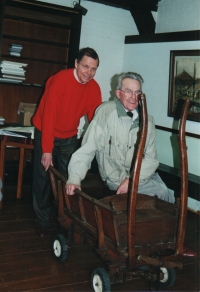 J.Verwaal en L.Calis met de bokkenwagen
