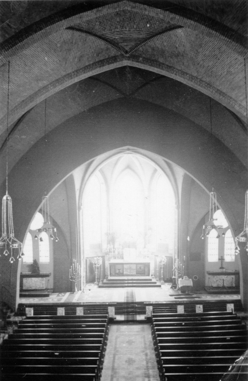 interieur St.Vituskerk met ramen