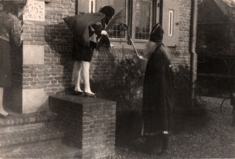 Sinterklaas bezoekt kleuterschool Margriet 1947