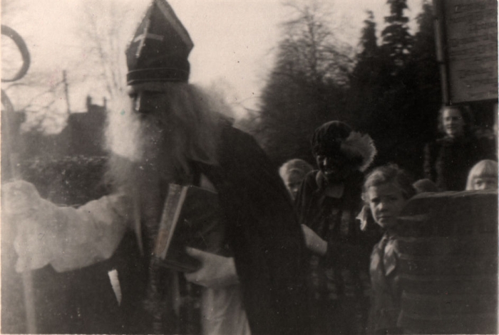 Sinterklaas bezoekt kleuterschool Margriet 1947