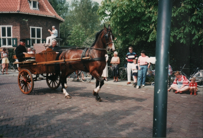 Bevrijdingsoptocht 1995 Sjees met Bud de Gooijer